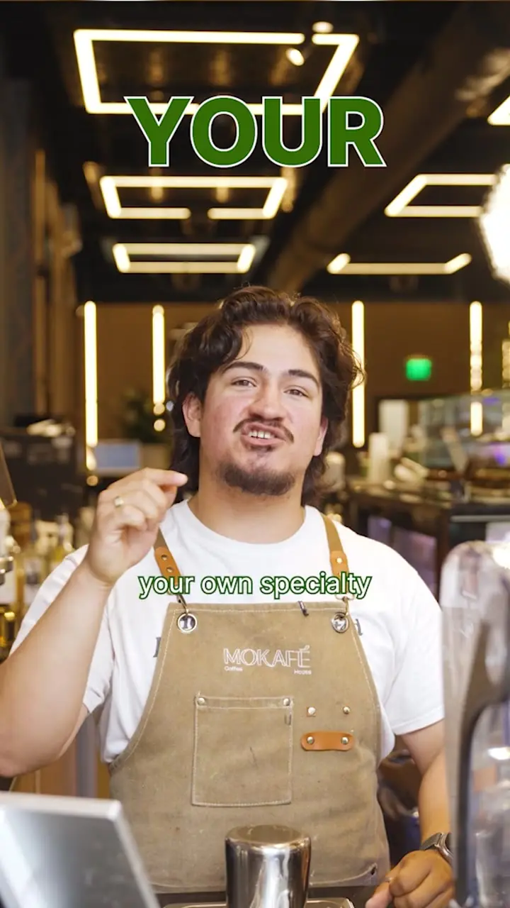 Mokafé content: a barista in store